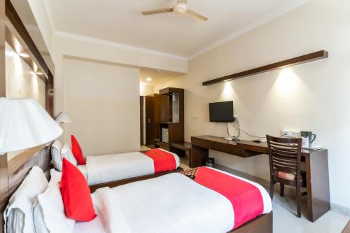 Una cama o camas en una habitación de Hotel Kant Palace