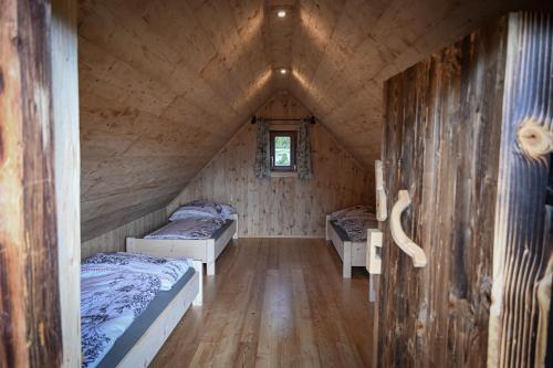 - une chambre avec 2 lits dans une cabane en bois dans l'établissement Glanzerhütte, à Vordernöring