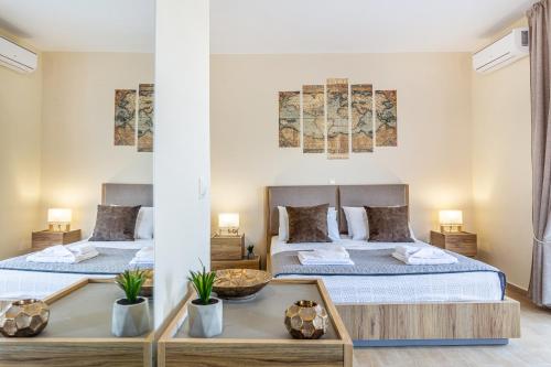 Duas camas num quarto com duas mesas em Villa Thamyris em Kalórrouma