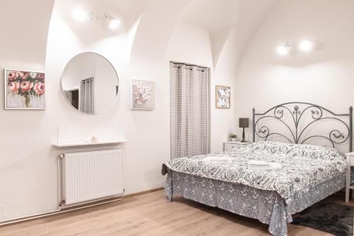 Schlafzimmer mit einem Bett und einem Spiegel in der Unterkunft Center feelings studio by Alandala in Cluj-Napoca