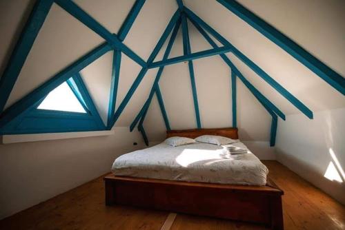 un letto in una camera con soffitti blu e bianchi di CORBU ACCOMMODATION a Corbu