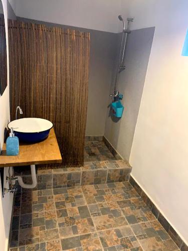 ein Badezimmer mit Waschbecken und Dusche in der Unterkunft CORBU ACCOMMODATION in Corbu
