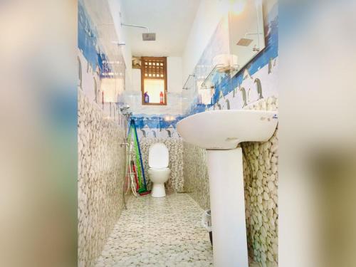 uma casa de banho com um lavatório e um WC em Vinu’s Place em Matara
