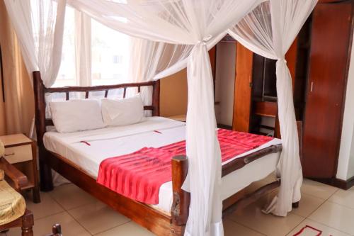 Bridge Hotel Mombasa tesisinde bir odada yatak veya yataklar