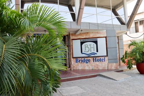 un bâtiment avec un panneau indiquant un hôtel pont dans l'établissement Bridge Hotel Mombasa, à Mombasa