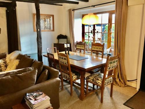 un soggiorno con tavolo e sedie in legno di Devon Cottage in Lovely Georgeham a Georgeham