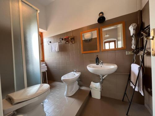 bagno con servizi igienici e lavandino di Hotel Mom Assisi ad Assisi