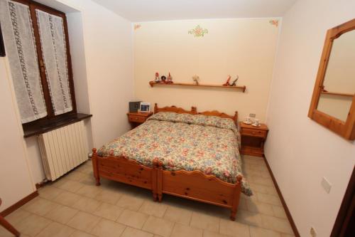 a small bedroom with a bed and a window at GH Hotel Fratazza in San Martino di Castrozza