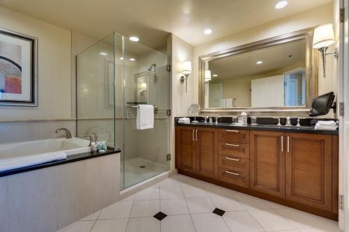 La salle de bains est pourvue d'une baignoire, d'un lavabo et d'une douche. dans l'établissement Studio with MGM Signature Amenities!, à Las Vegas