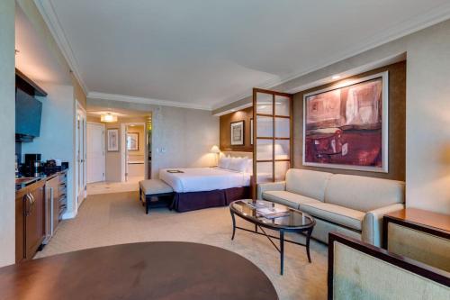 une chambre d'hôtel avec un lit et un salon dans l'établissement Studio with MGM Signature Amenities!, à Las Vegas