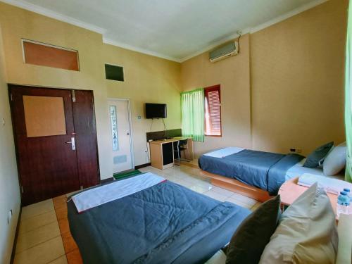 Postel nebo postele na pokoji v ubytování Candi Panggung Family Guest House Syariah