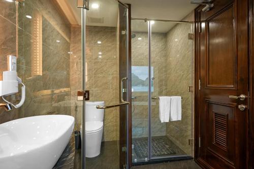 Un baño de Paradise Grand Cruise - Lan Ha Bay