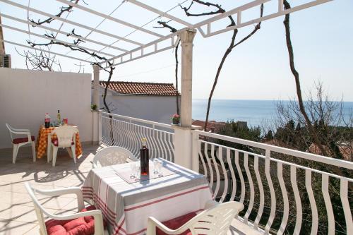 patio con mesa y sillas en el balcón en Apartment Angelina, en Dubrovnik