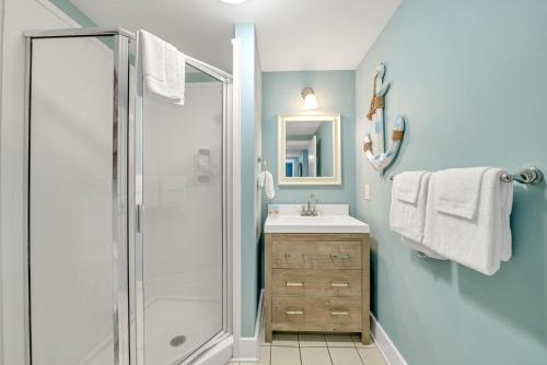 een badkamer met een douche en een wastafel bij Incredible Courtyard Pools and Gulf Views Waterscape C506 Sleeps 10 in Fort Walton Beach