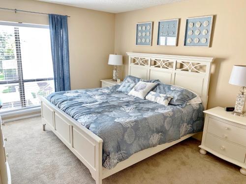 Säng eller sängar i ett rum på Charming Two Bedroom Condo With Pool View Siesta Key Bay Oaks