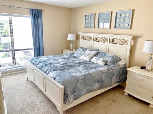 A bed or beds in a room at Charming Two Bedroom Condo With Pool View Siesta Key Bay Oaks