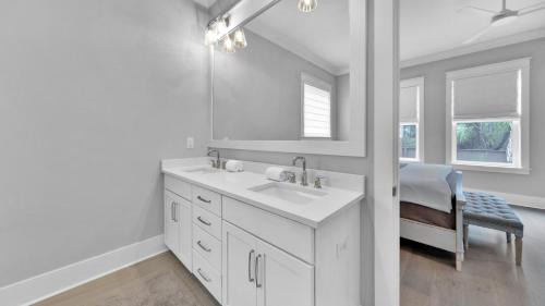 Un baño blanco con lavabo y espejo. en Alluring Private Pool Sweet Haven at Dune Allen, en Santa Rosa Beach