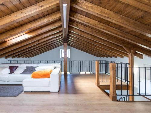 - un salon avec un canapé blanc et des plafonds en bois dans l'établissement Impresionante villa entre mar y montaña, à La Cavada
