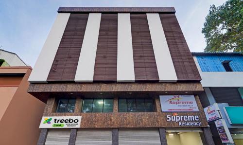 un edificio alto con un cartel delante en Treebo Trend Vetri Supreme Residency en Chennai