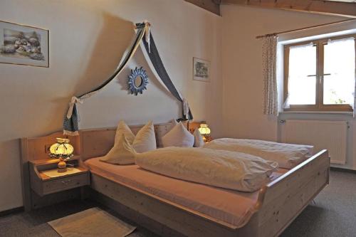 een slaapkamer met een bed met een klamboe bij Ferienwohnung Alpenwelt in Wallgau