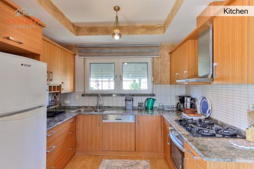Кухня или мини-кухня в Pasaköy Houses
