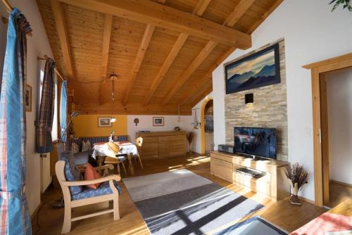 een woonkamer met een televisie en een eetkamer bij Ferienwohnung Alpenwelt in Wallgau