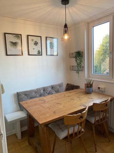 uma sala de jantar com uma mesa de madeira e cadeiras em Bed & Breakfast De Plenkert em Valkenburg