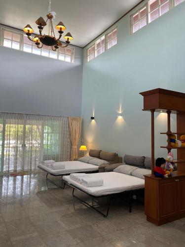 a room with four beds in a room at Let's Chill Pool Villa Pattaya Najomtien42 and Sattahip in Ban Tao Than