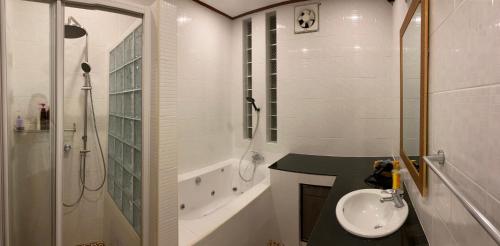 a bathroom with a sink and a shower and a toilet at Let's Chill Pool Villa Pattaya Najomtien42 and Sattahip in Ban Tao Than
