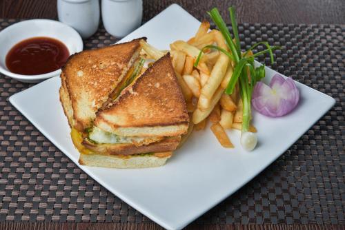 een broodje en frietjes op een wit bord bij 360 Resort in Sihanoukville