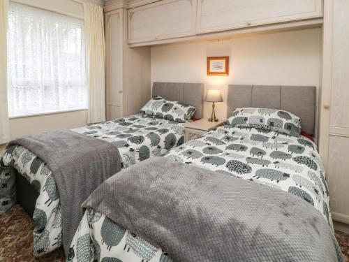 two beds sitting next to each other in a bedroom at Peacehaven in Liskeard