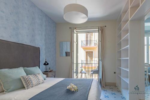 una camera con un letto e una grande finestra di Living4Malaga Majestic Granada Street a Málaga