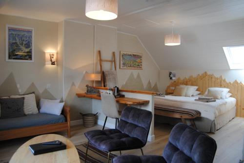 Schlafzimmer mit einem Bett, einem Tisch und Stühlen in der Unterkunft Chalet Mina in Sazos
