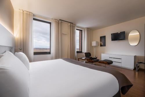 アストルガにあるEurostars Vía de la Plataの大きなベッドと窓が備わるホテルルームです。