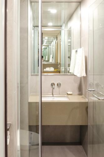 Ένα μπάνιο στο Eden Foret Hotel