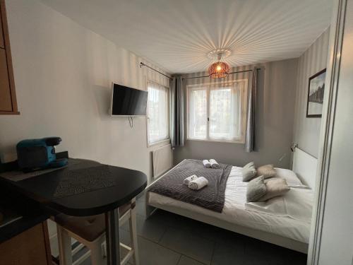 um quarto com uma cama com dois bichos de peluche em Meres YourHostHelper em Caen