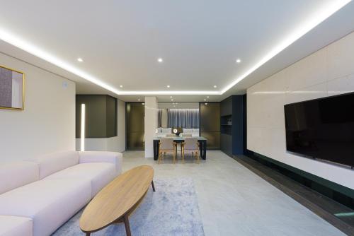 Μια τηλεόραση ή/και κέντρο ψυχαγωγίας στο Eden Foret Hotel