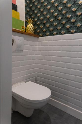 a bathroom with a white toilet in a room at Maison dans le centre historique pour 6 personnes avec terrasse et parking in Pau