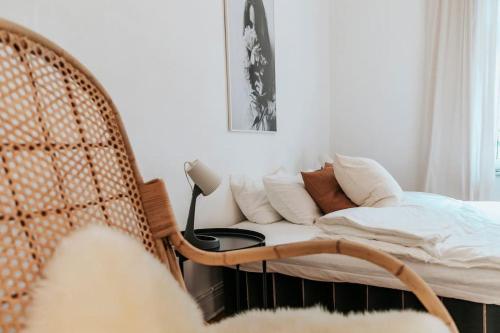 a room with a bed and a table with a lamp at Altbautraum! 2 Zimmer mit 24h Check-in in Kiel