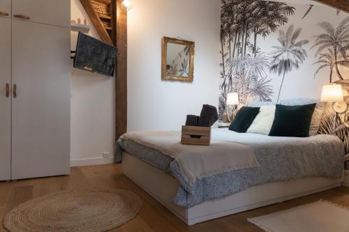 a bedroom with a bed in a room at Maison dans le centre historique pour 6 personnes avec terrasse et parking in Pau