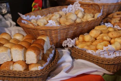 ein Tisch mit Körben voller Brot und Körben voller Lebensmittel in der Unterkunft Acqua Bella Thermas Hotel in Caldas Novas