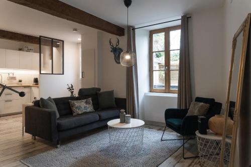 - un salon avec un canapé et une table dans l'établissement Maison dans le centre historique pour 6 personnes avec terrasse et parking, à Pau