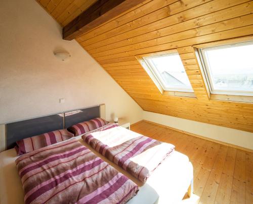 Säng eller sängar i ett rum på Ferienwohnung Sauvignon Blanc Weingut Zur Burg