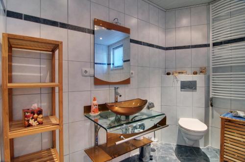 La salle de bains est pourvue d'un lavabo et de toilettes. dans l'établissement Ferienwohnung Hornisgrindeblick, à Obersasbach