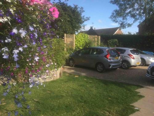 a group of parked cars parked in a driveway at HENWICK HOUSE Beautiful flat,Private parking, short walk to town in Ludlow