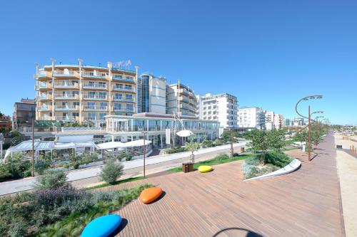 Blick auf eine Stadtstraße mit Gebäuden im Hintergrund in der Unterkunft Savoia Hotel Rimini in Rimini