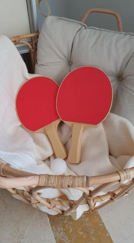 two ping pong rackets sitting on top of a basket at River View & Close to the Beach - Quarto em Almada in Almada