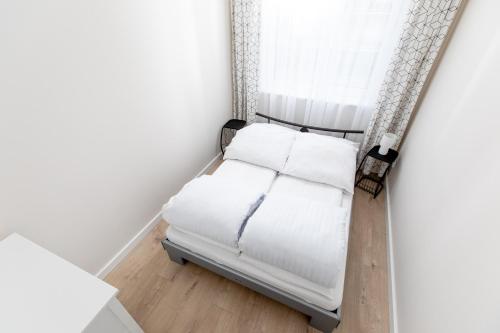 uma cama num quarto com uma janela em Resort Apartamenty Klifowa Rewal 83 em Rewal