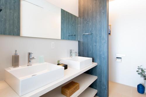 Bilik mandi di KOURI VILLA Indigo