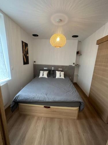 une chambre avec un lit avec une couette bleue dans l'établissement Magnifique T2 Meyzieu neuf charme et élégance, à Meyzieu